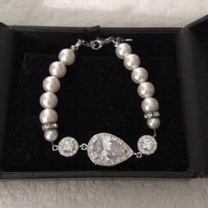 Elegant rhinestone and pearl bracelet